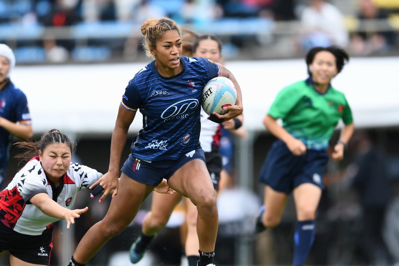 東京山九フェニックスの一員として臨んだ試合で相手を振り払う大竹風美子（C）Tetsuya Takagi