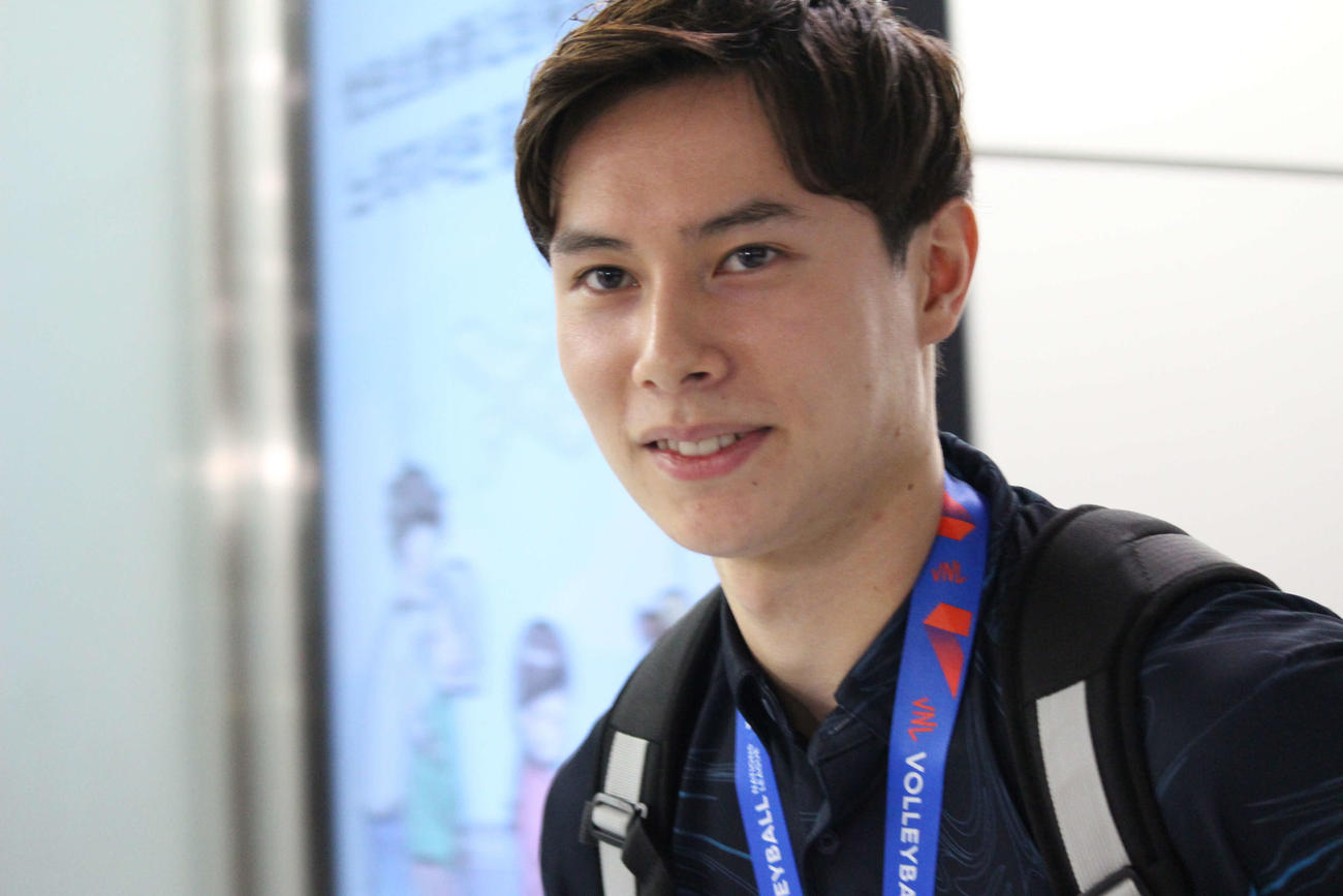 成田空港に帰国した高橋藍（撮影・勝部晃多）