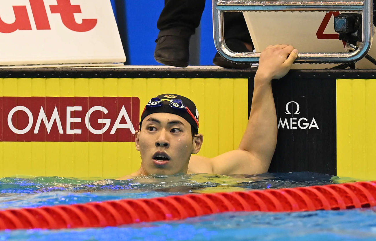 世界水泳2023福岡大会第12日　男子200メートルバタフライ準決勝、タイムを確認する本多灯（撮影・岩下翔太）