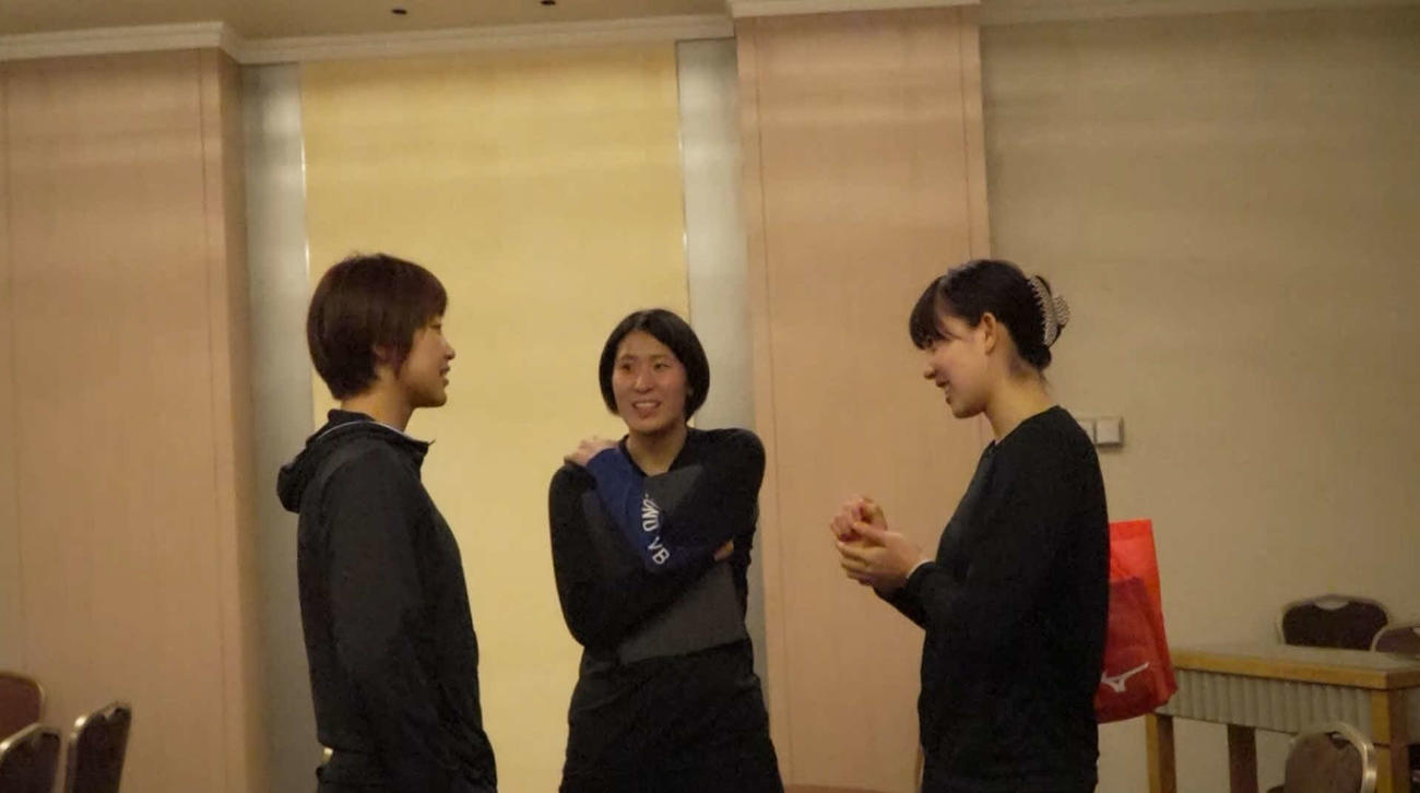 ミーティング後に話し合う松井、柴田、山田（C）JVA