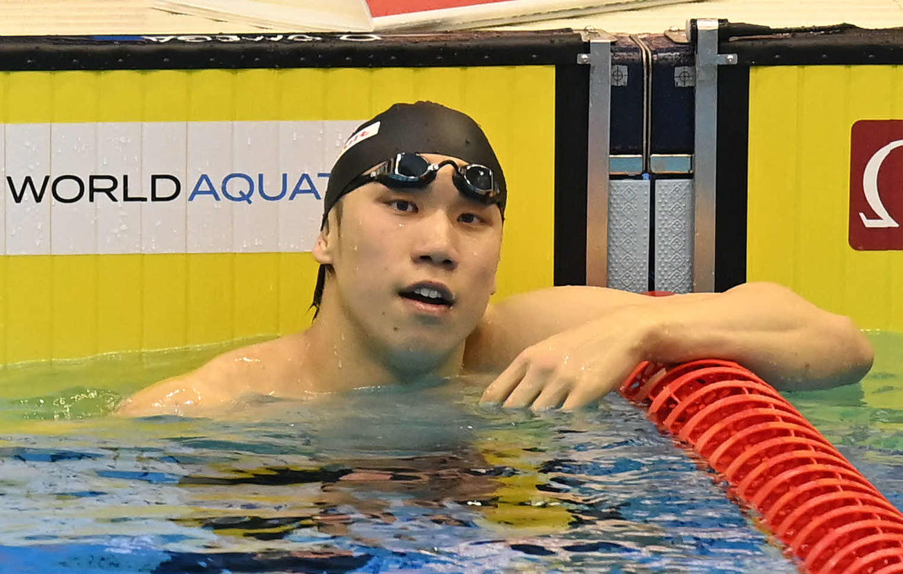 世界水泳2023福岡大会第13日　男子100メートル自由形予選、タイムを確認する松元克央（撮影・岩下翔太）