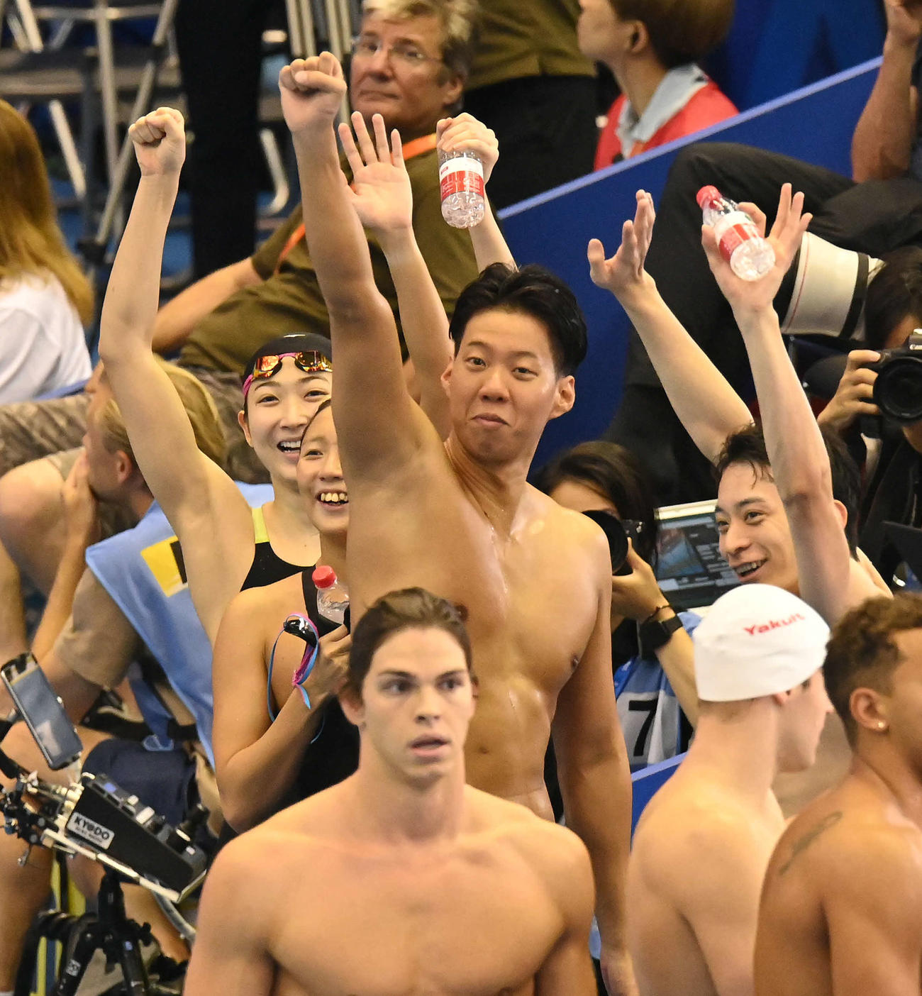 世界水泳2023福岡大会第13日　混合4×100メートルメドレーリレー予選、最終順位で予選突破を確認し、笑顔でガッツポーズする池江璃花子（左奥）ら日本チーム（撮影・岩下翔太）