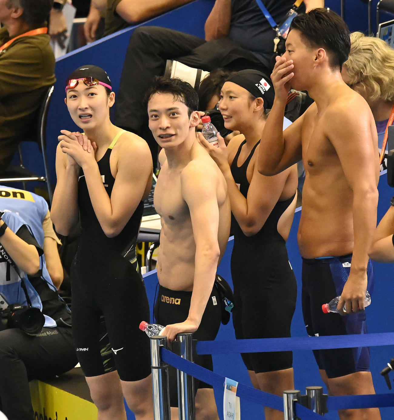 世界水泳2023福岡大会第13日　混合4×100メートルメドレーリレー予選、祈るように電光掲示板を見つめる池江璃花子（左）ら日本チーム（撮影・岩下翔太）