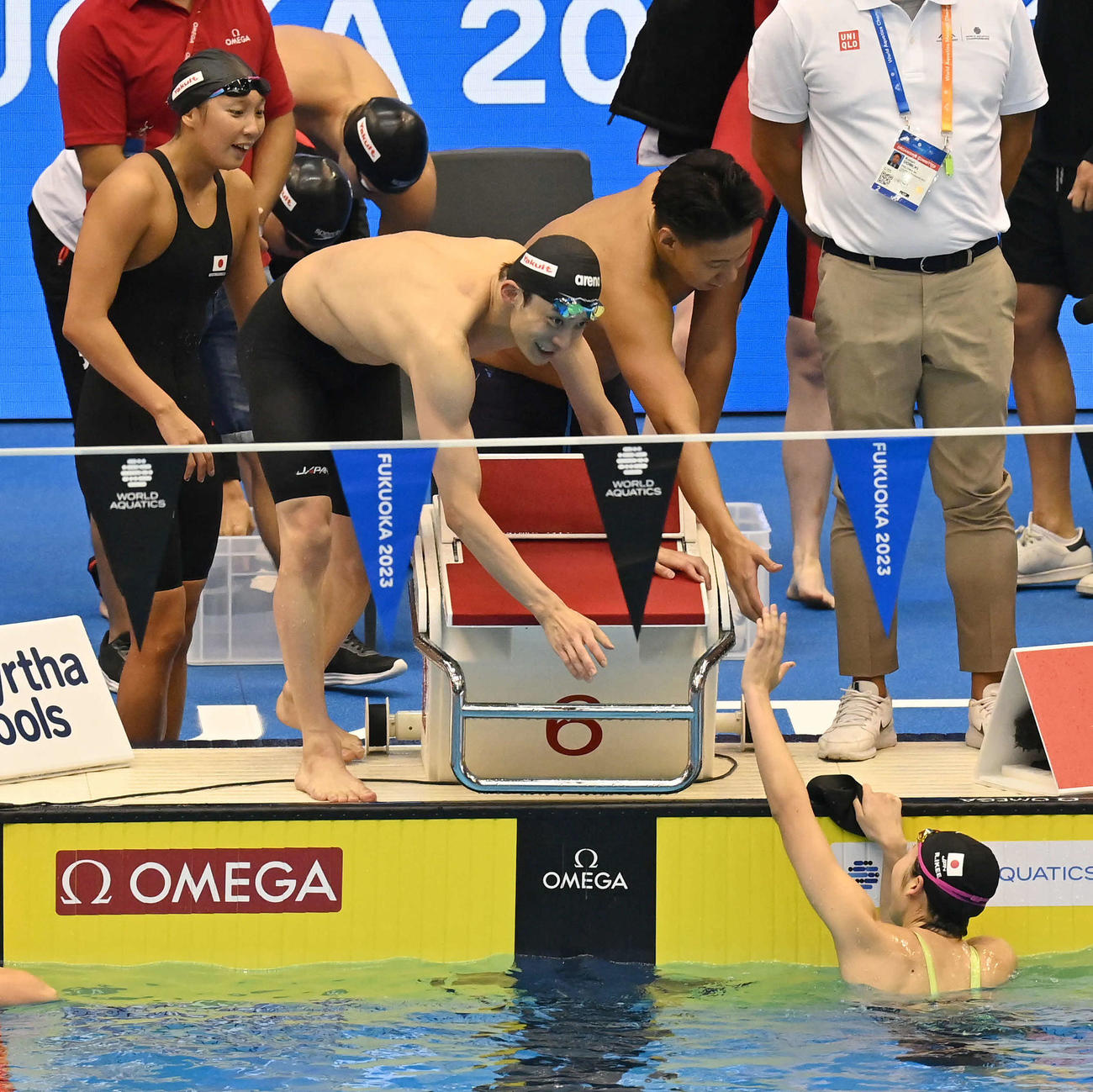 世界水泳2023福岡大会第13日　混合4×100メートルメドレーリレー予選、競技を終えて第4泳者の池江璃花子（手前右）とタッチを交わす、左から相馬あい、入江陵介、渡辺一平（撮影・岩下翔太）