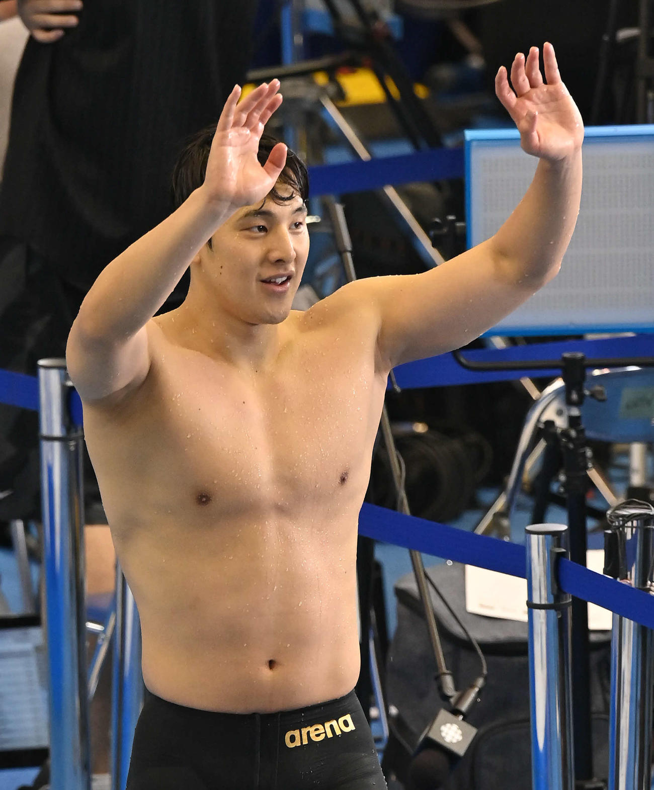 世界水泳2023福岡大会第13日　男子200メートル個人メドレー予選、第4組で1着となり、観客に笑顔で手を振りながら引き揚げる瀬戸大也（撮影・岩下翔太）