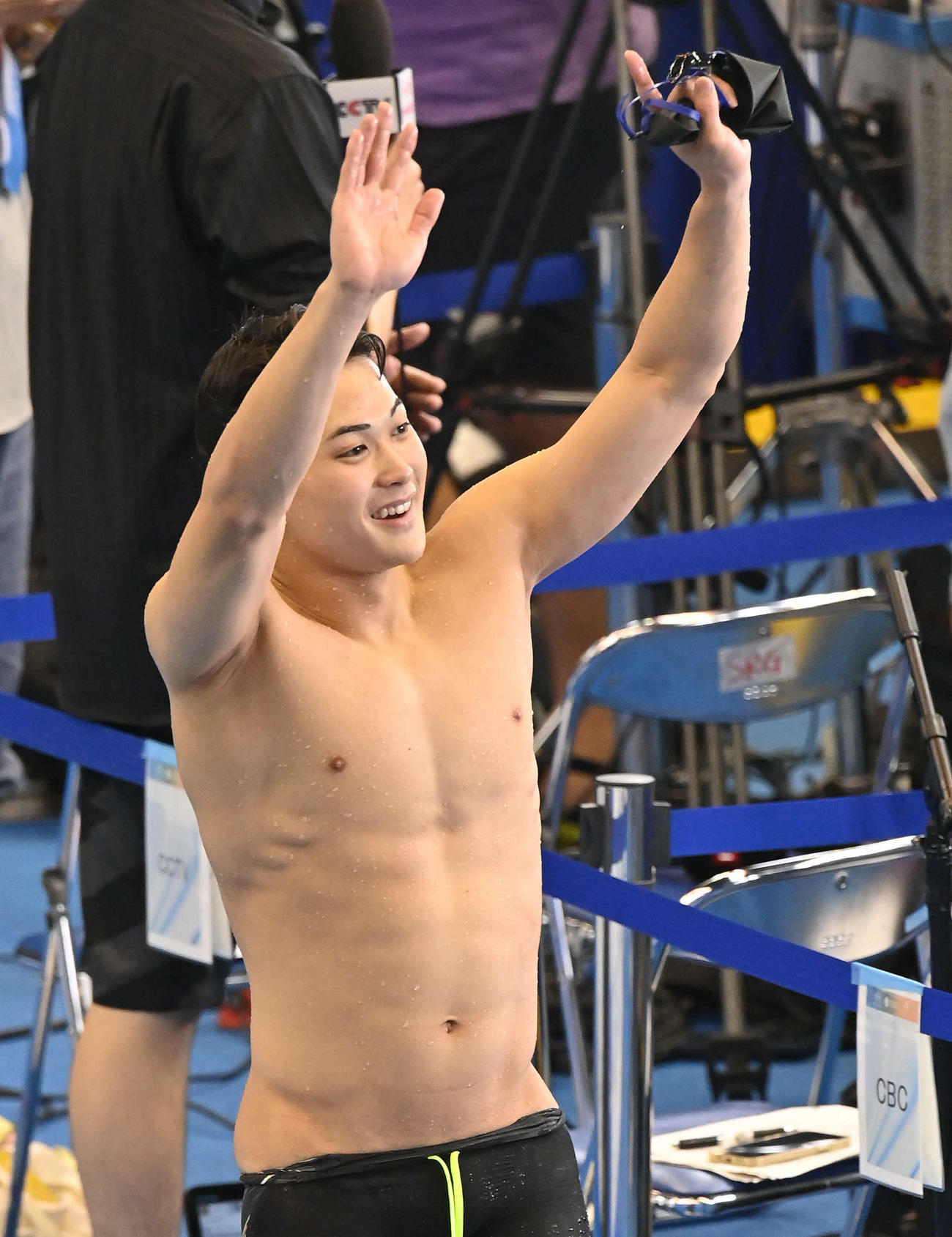 世界水泳2023福岡大会第13日　男子200メートル個人メドレー予選、笑顔で手を振りながら引き揚げる小方颯（撮影・岩下翔太）