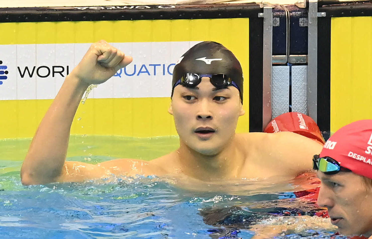世界水泳2023福岡大会第13日　男子200メートル個人メドレー予選、タイムを確認しガッツポーズする小方颯（撮影・岩下翔太）
