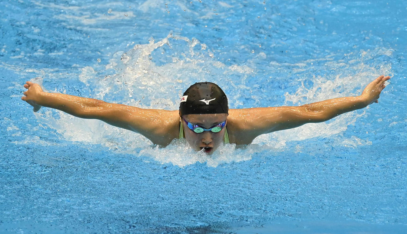 世界水泳2023福岡大会第13日　女子200メートルバタフライ予選で力泳する三井愛梨（撮影・岩下翔太）