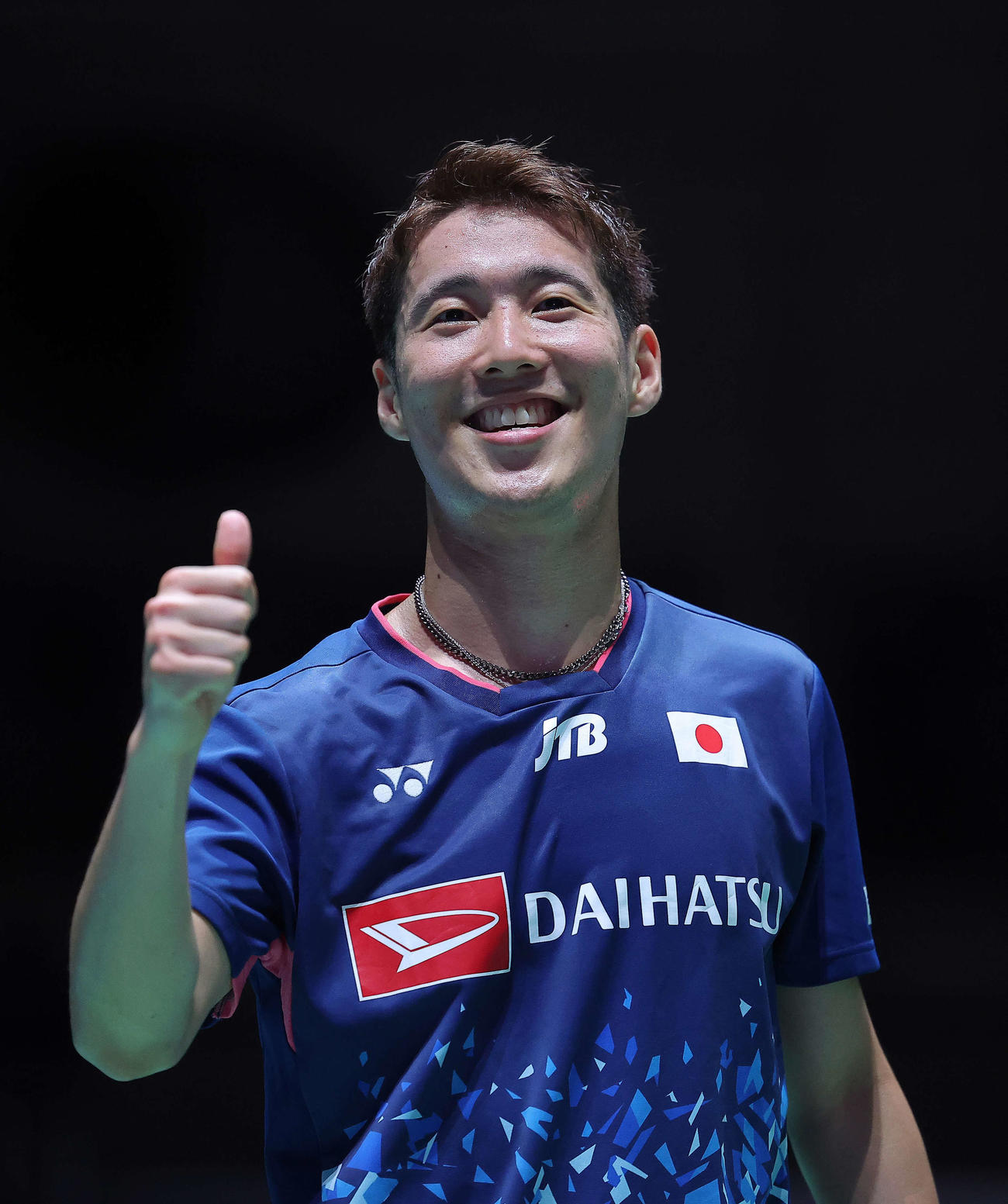 男子シングルス1回戦　インドネシアのアンソニー・シニスカ・ギンティングに勝利し、笑顔でサムズアップする常山（撮影・河田真司）