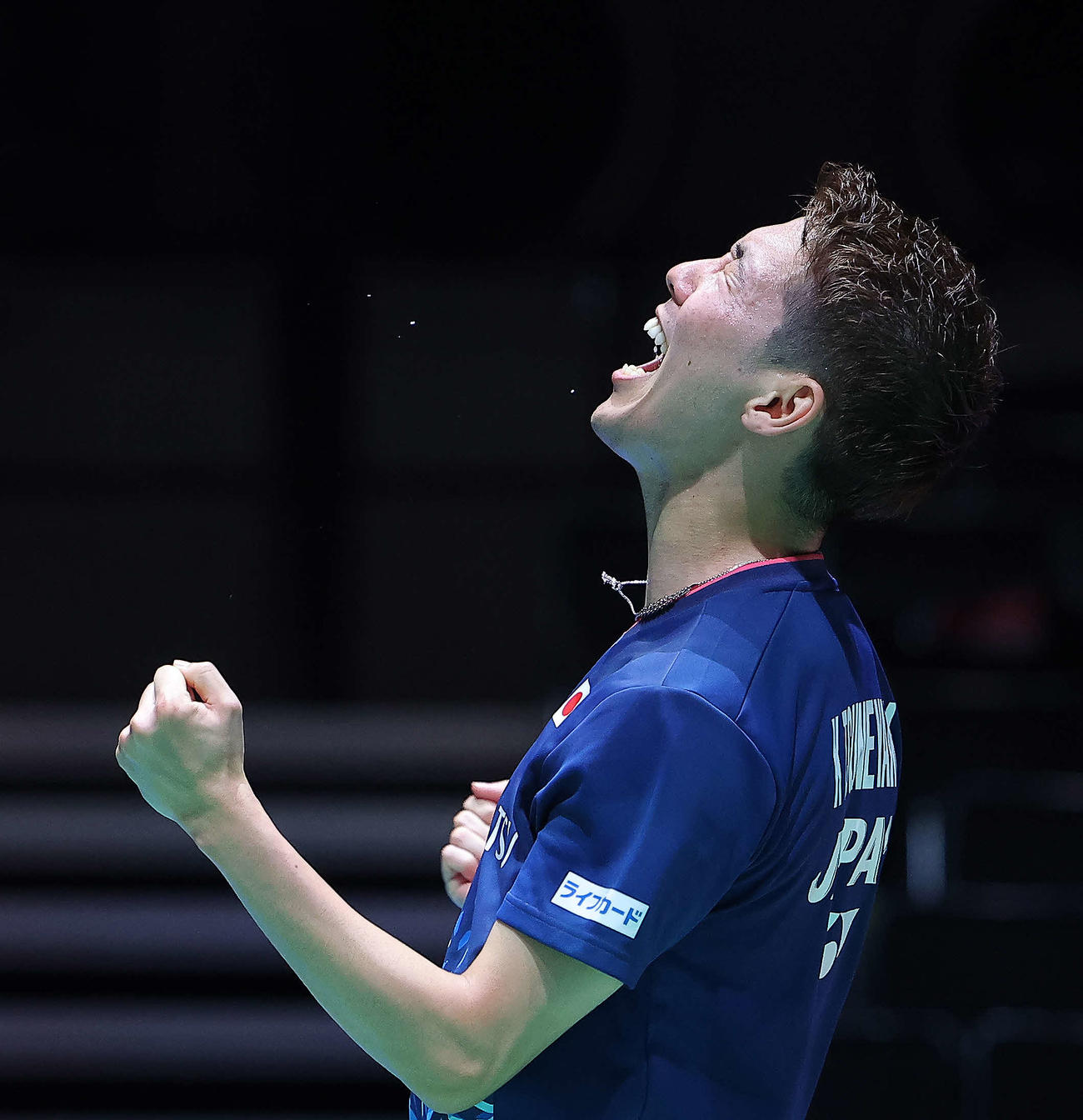 男子シングルス1回戦　インドネシアのアンソニー・シニスカ・ギンティングに勝利し、雄たけびを上げる常山（撮影・河田真司）