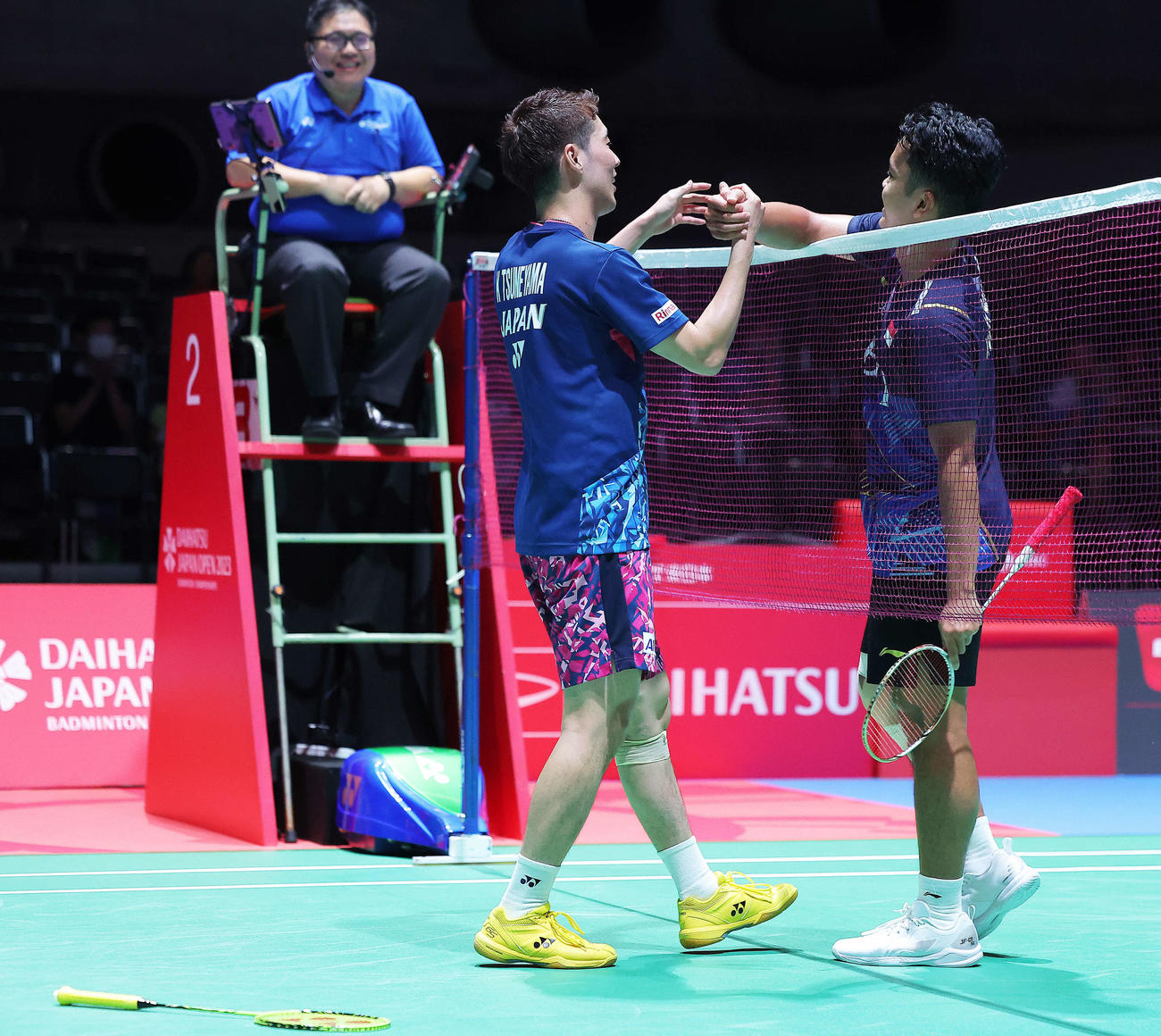男子シングルス1回戦　インドネシアのアンソニー・シニスカ・ギンティング（右）に勝利し、握手を交わす常山（撮影・河田真司）