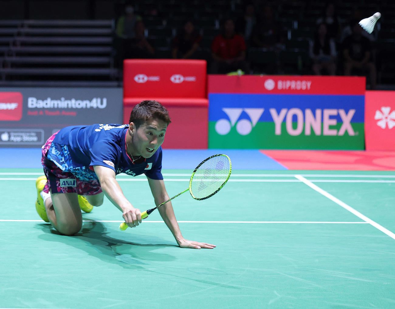 男子シングルス1回戦　シャトルを返す常山（撮影・河田真司）