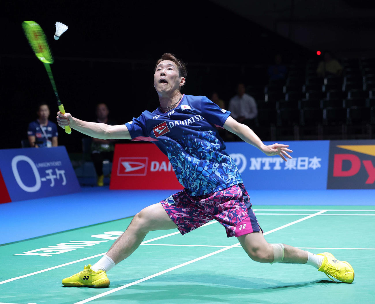 男子シングルス1回戦　シャトルを返す常山（撮影・河田真司）