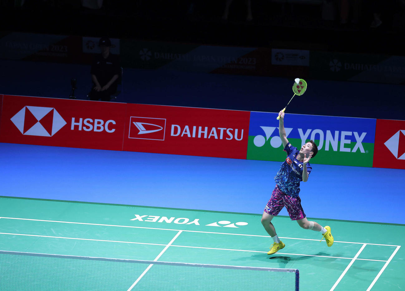 男子シングルス1回戦　シャトルを返す常山（撮影・河田真司）