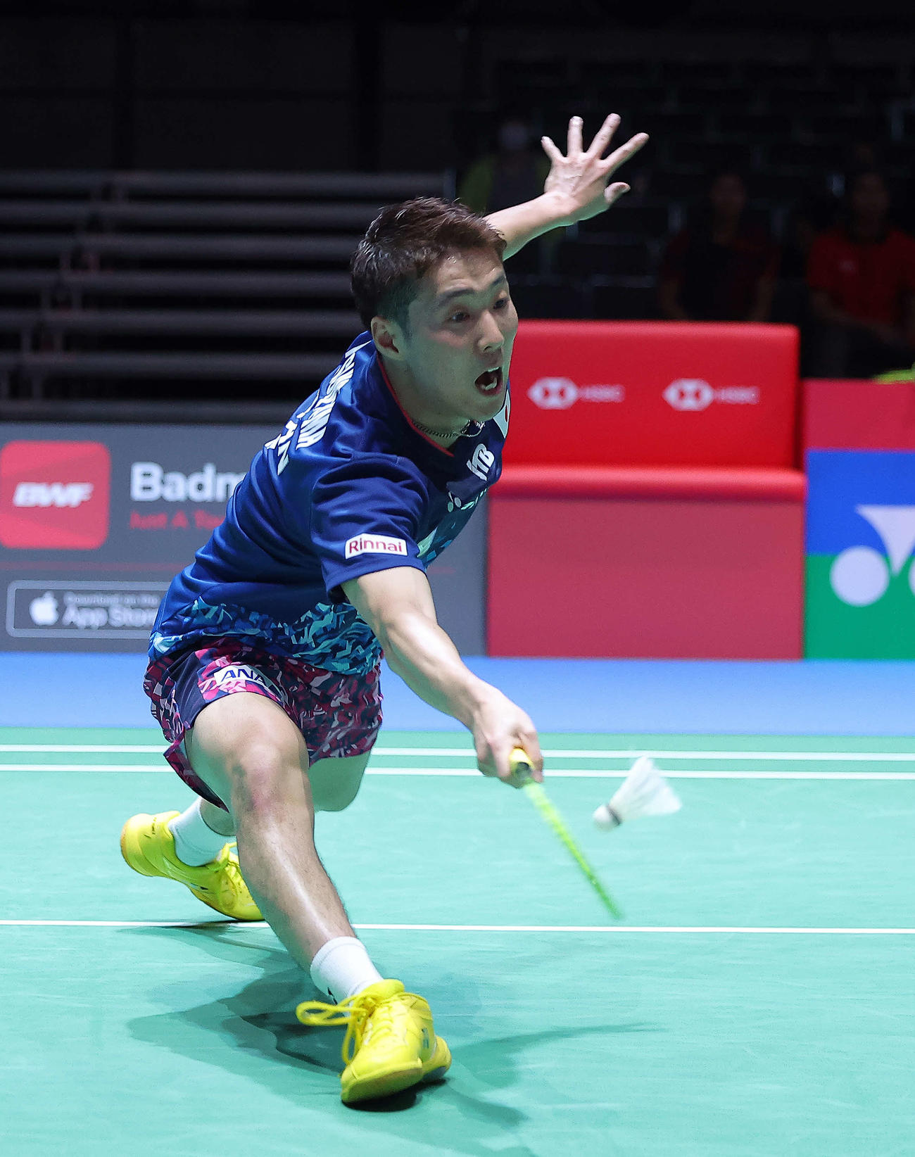 男子シングルス1回戦　シャトルを返す常山（撮影・河田真司）