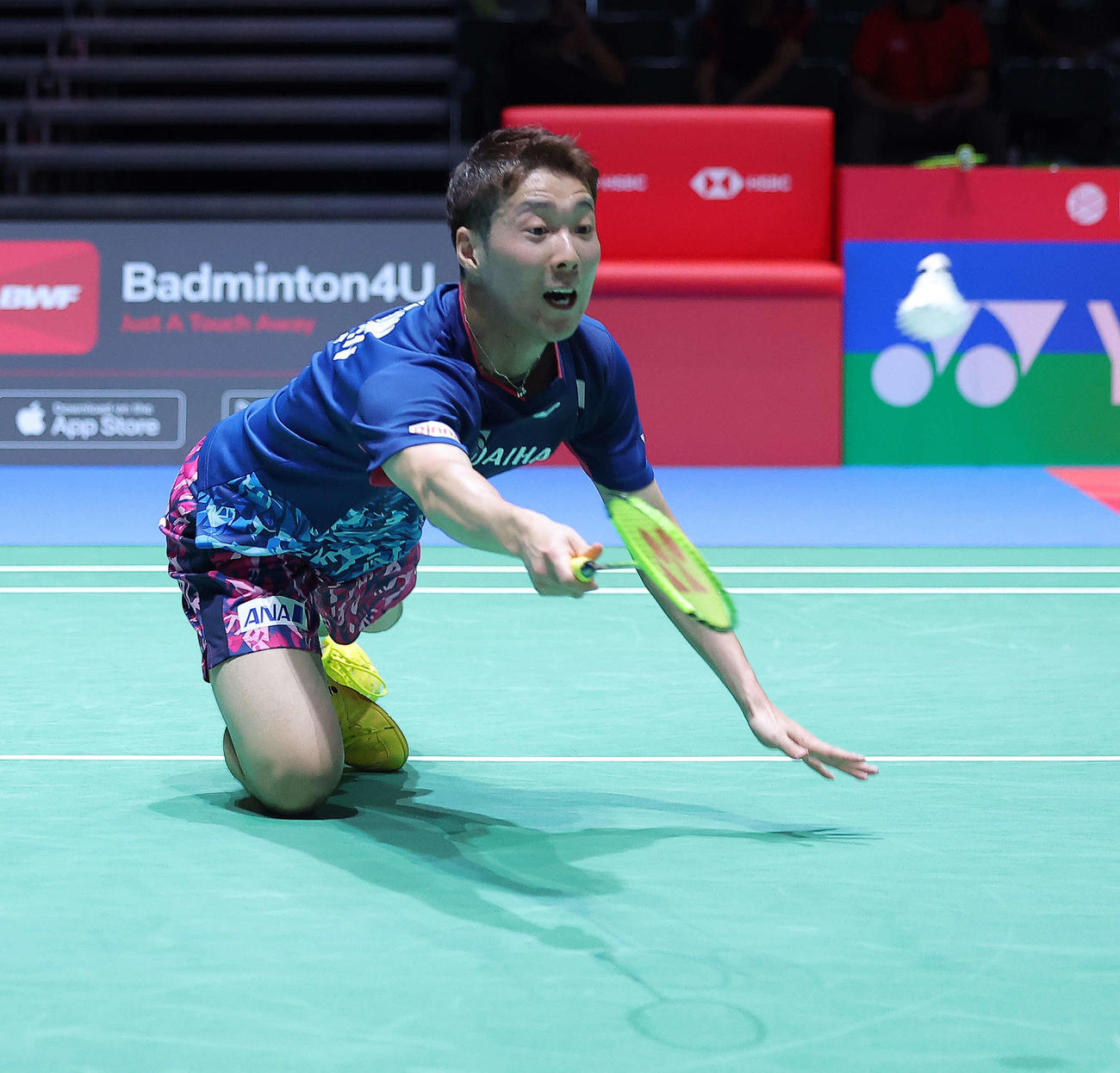男子シングルス1回戦　シャトルを返す常山（撮影・河田真司）