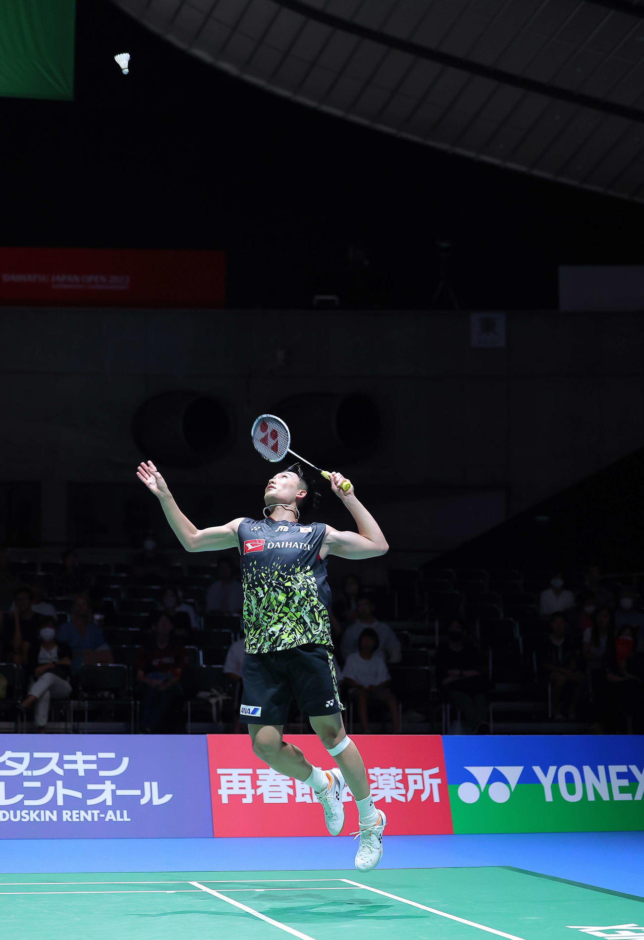 男子シングルス1回戦　シャトルを返す桃田（撮影・河田真司）