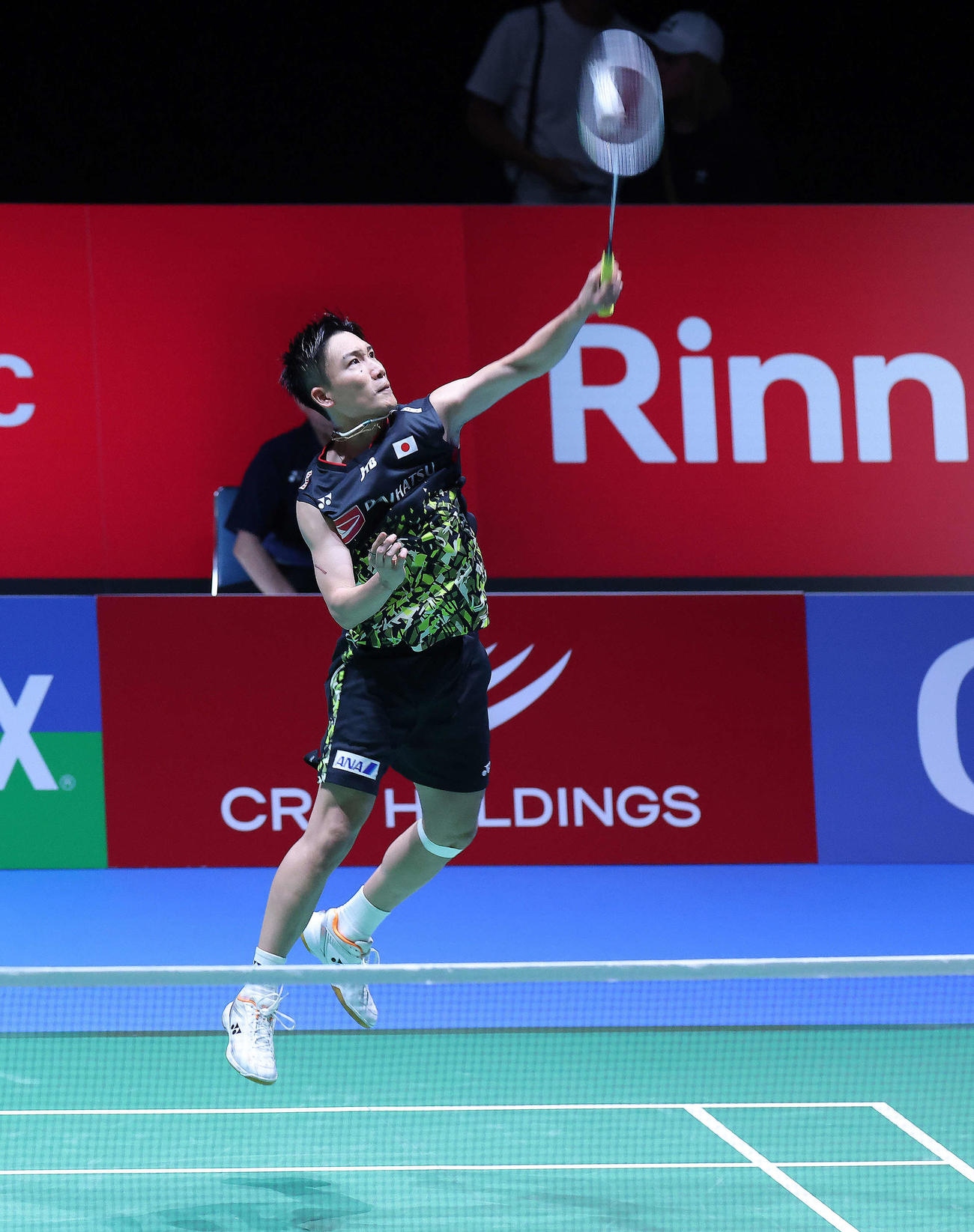 男子シングルス1回戦　シャトルを返す桃田（撮影・河田真司）