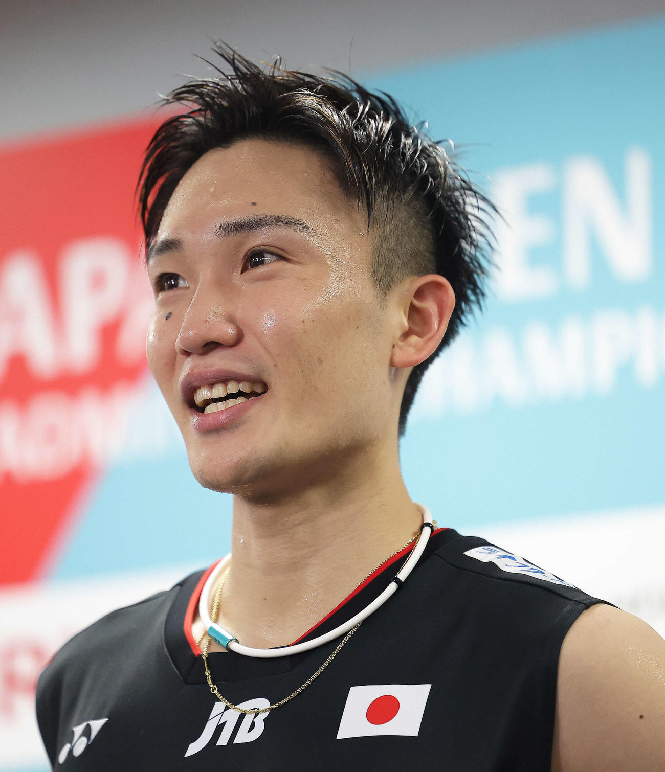 男子シングルス1回戦　試合後、インタビューに答える桃田（撮影・河田真司）