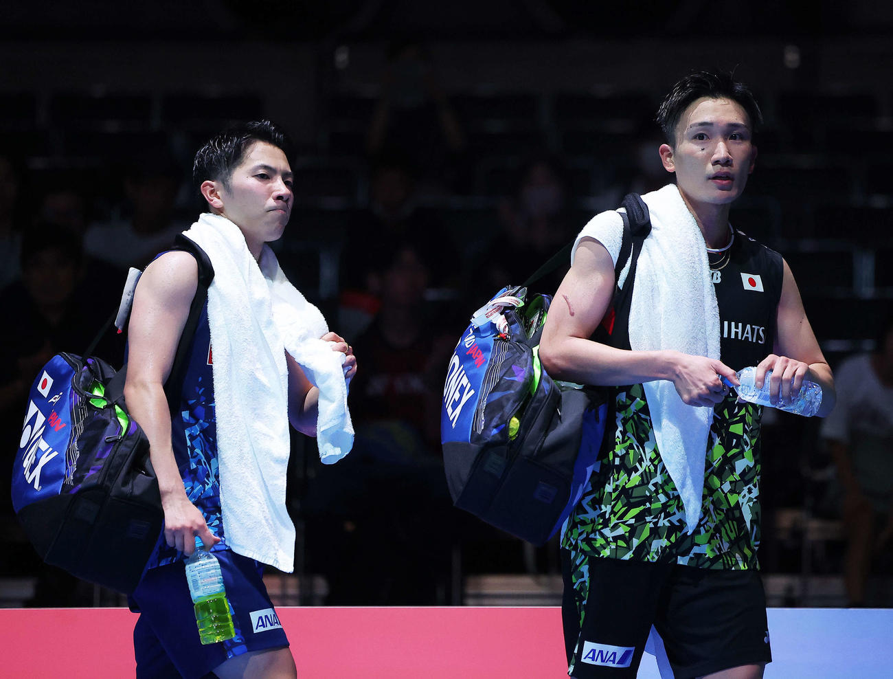 男子シングルス1回戦　コートから引き揚げる渡辺（左）と桃田（撮影・河田真司）