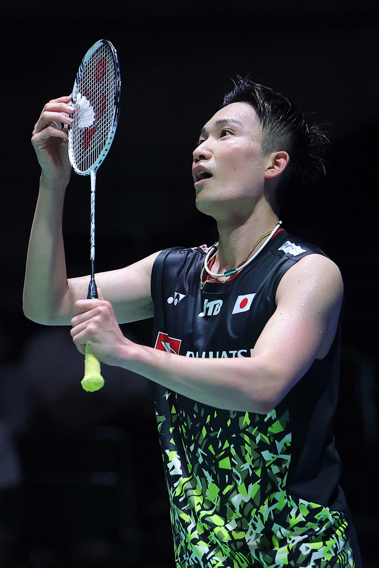 男子シングルス1回戦　ラケットを見つめる桃田（撮影・河田真司）