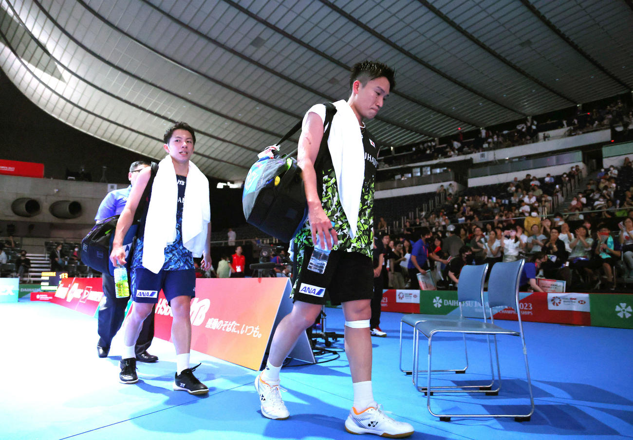 男子シングルス1回戦　コートから引き揚げる桃田（右）と渡辺（撮影・河田真司）
