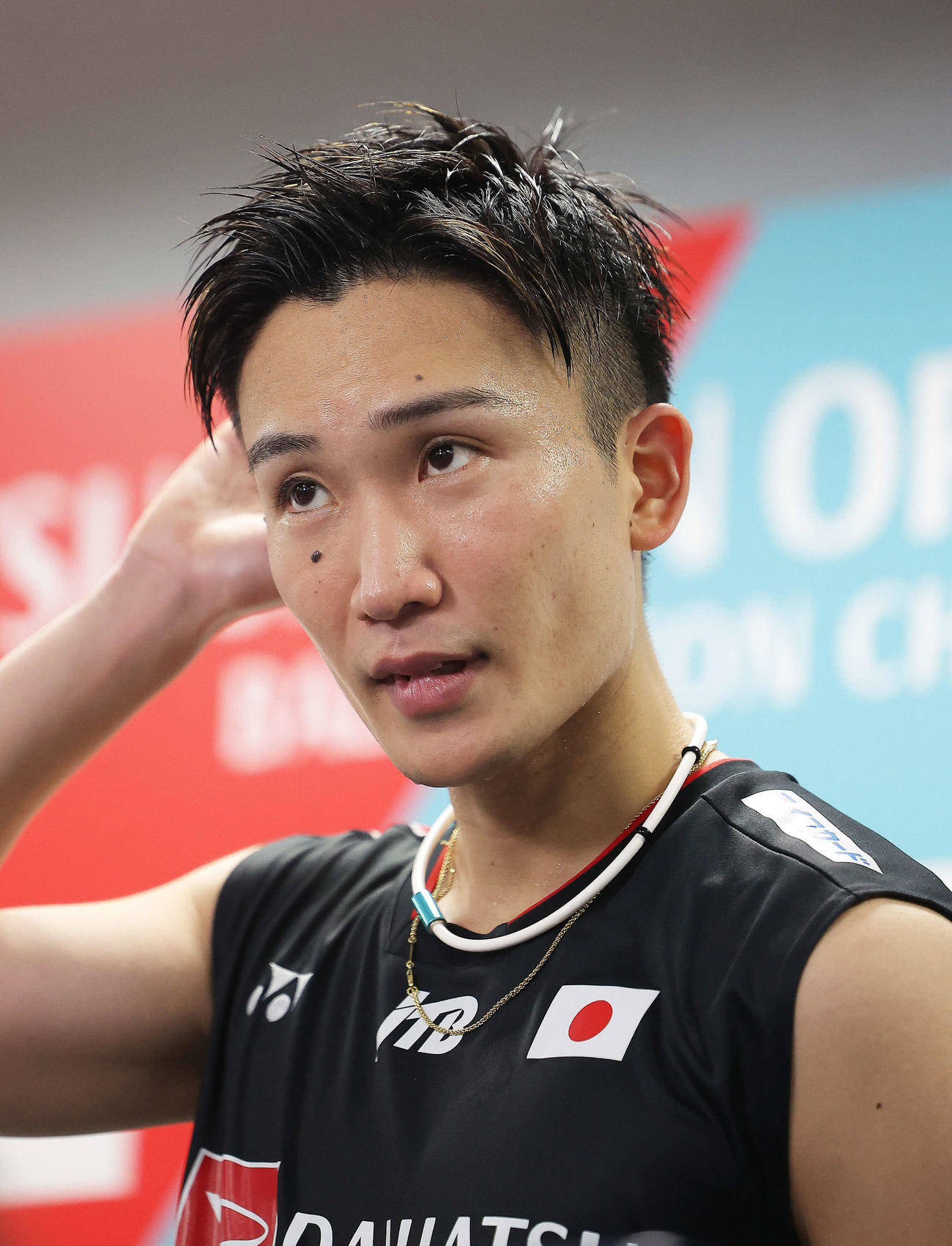 男子シングルス1回戦　試合後、インタビューに答える桃田（撮影・河田真司）
