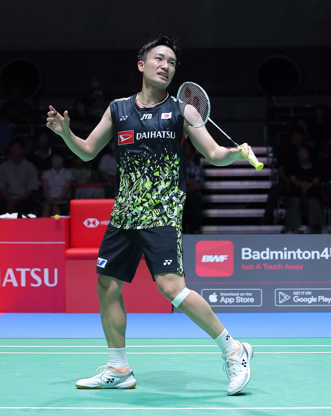 男子シングルス1回戦　渡辺にポイントされ浮かない表情を見せる桃田（撮影・河田真司）