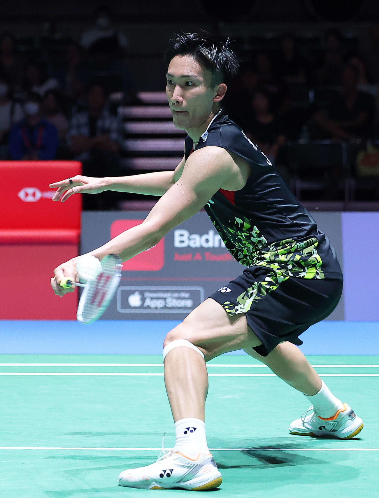男子シングルス1回戦　シャトルを返す桃田（撮影・河田真司）