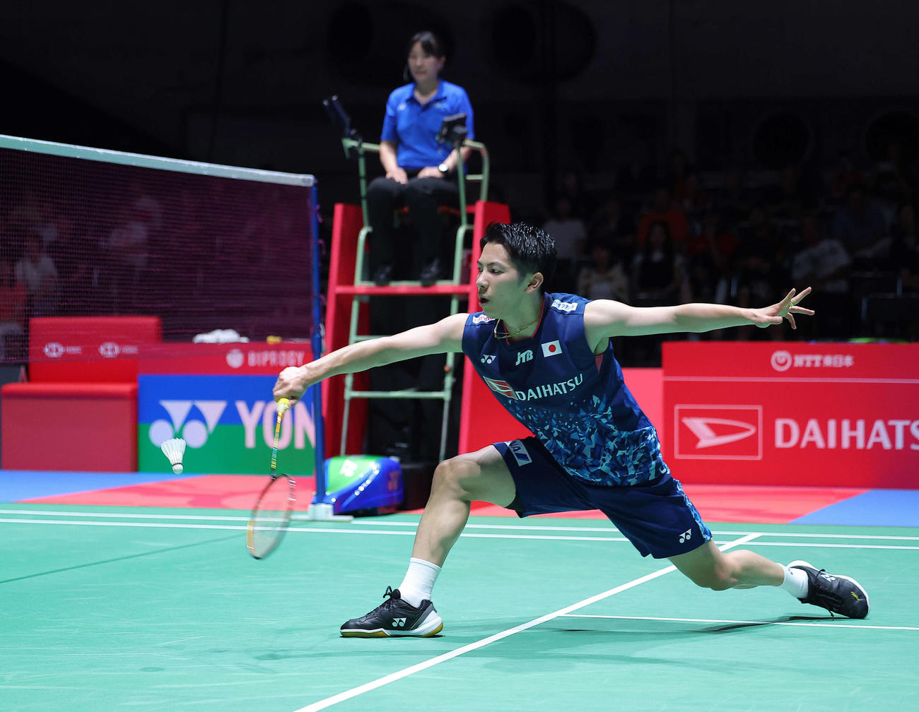 男子シングルス1回戦　シャトルを返す渡邉航貴（撮影・河田真司）