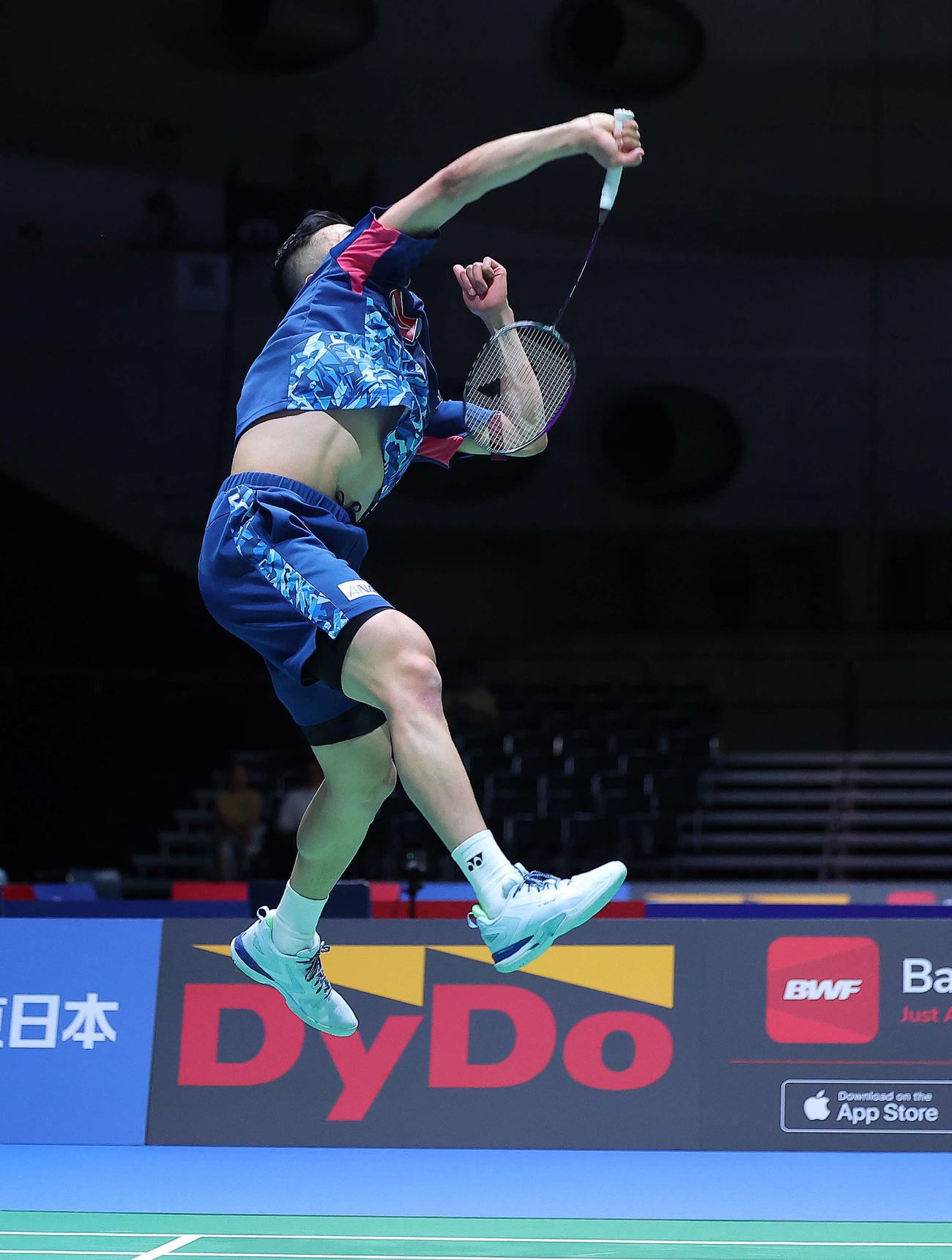 男子シングルス1回戦　シャトルを返す西本（撮影・河田真司）