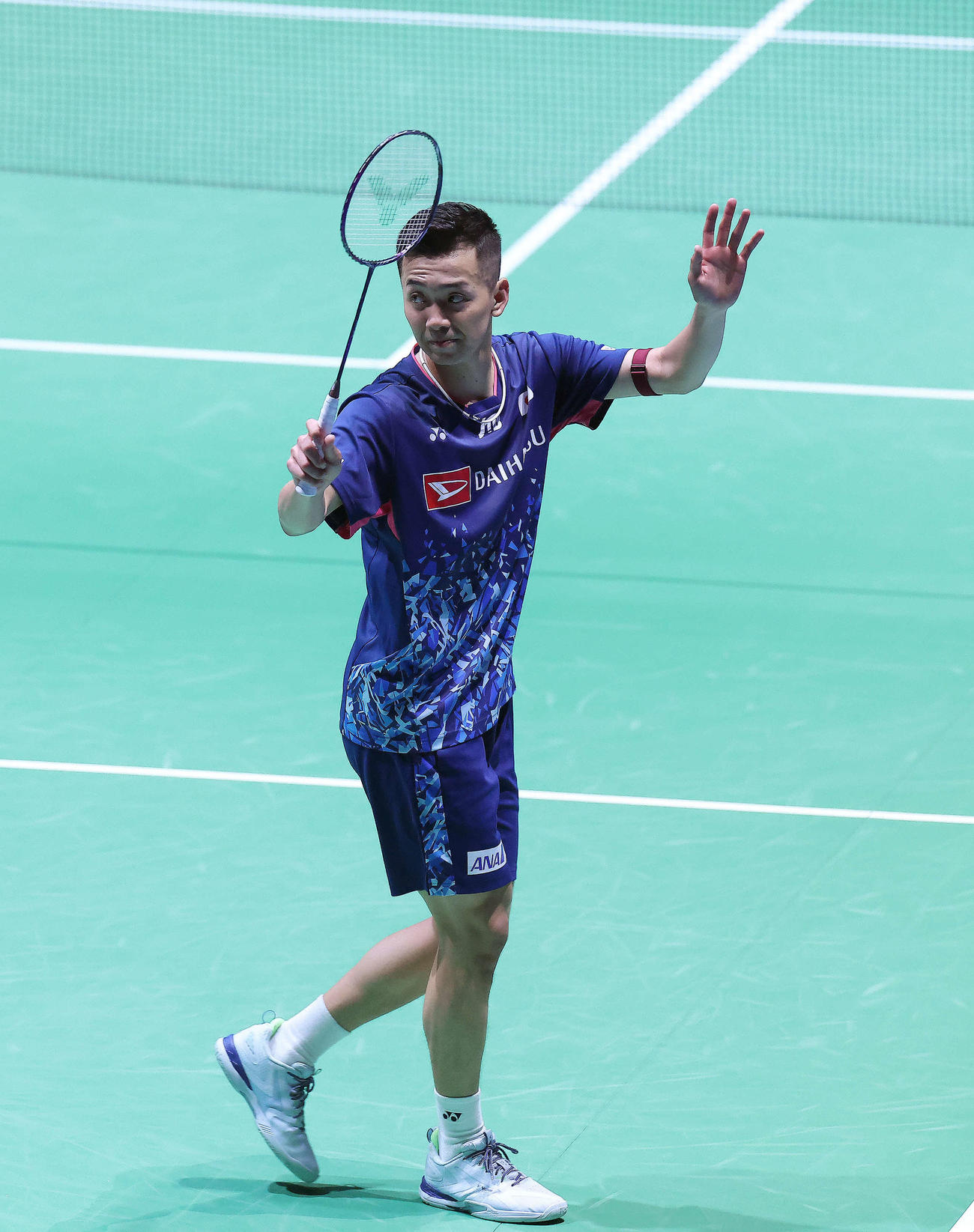 男子シングルス1回戦　リー・ジージアに勝利し、観客の声援に応える西本（撮影・河田真司）