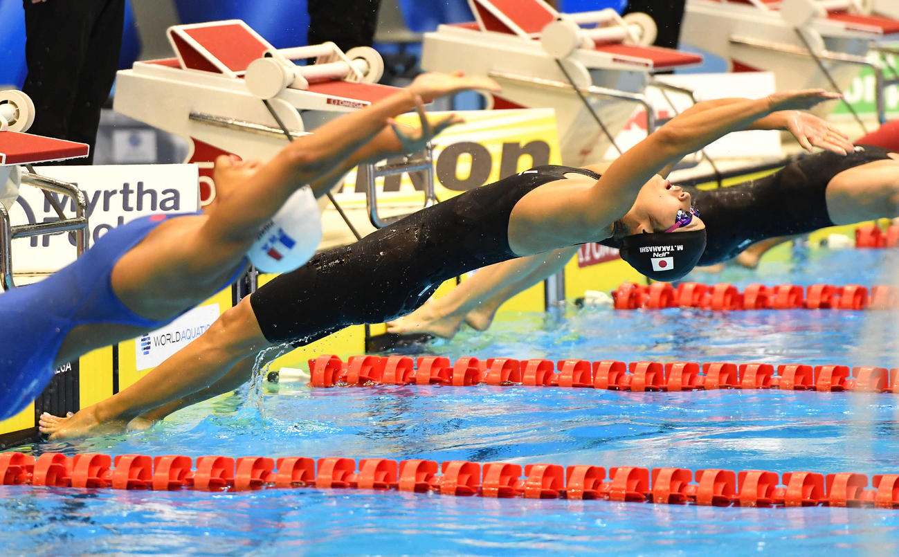 世界水泳2023福岡大会第13日　女子50メートル背泳ぎ準決勝、スタートをきる高橋美紀（撮影・岩下翔太）