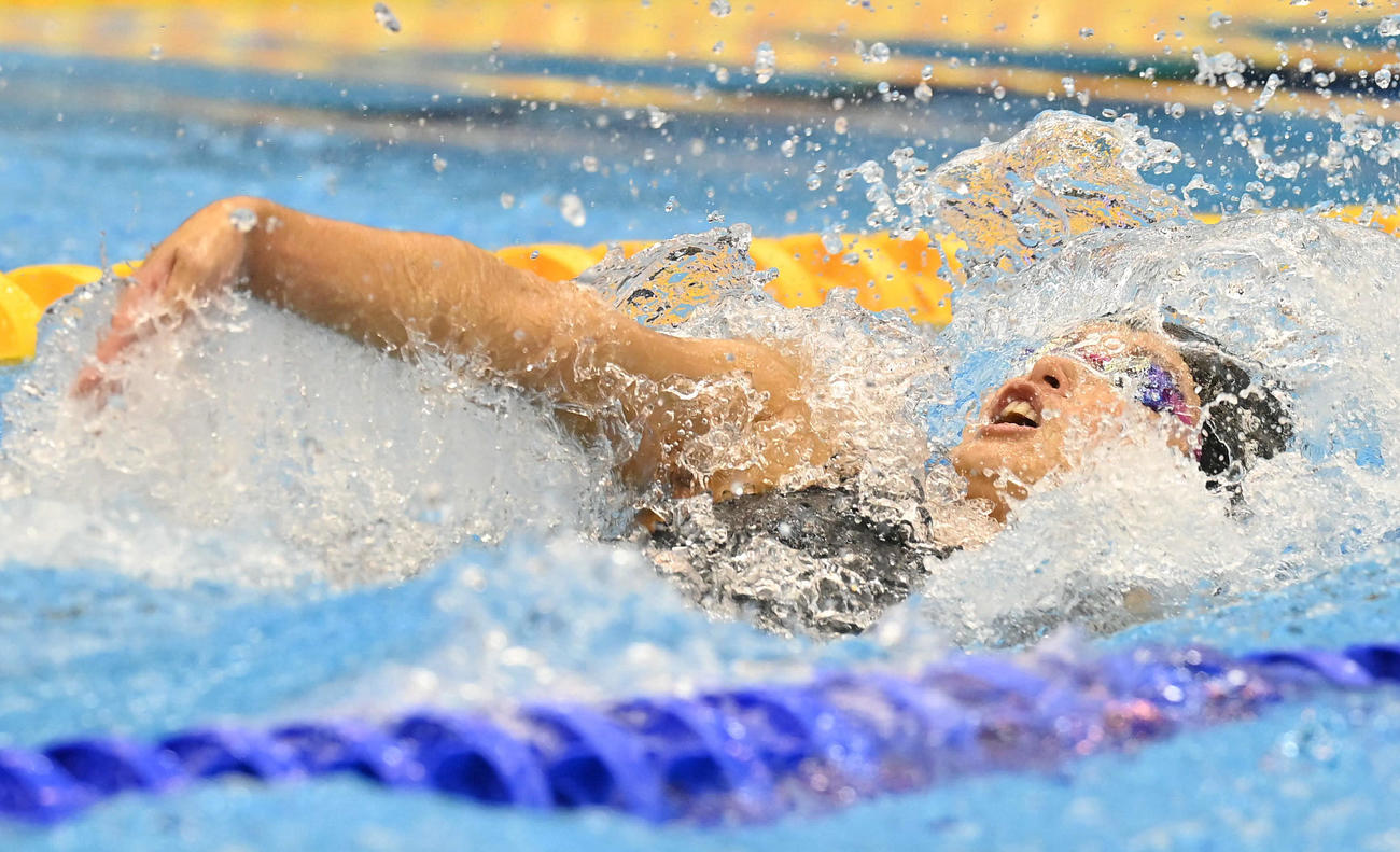 世界水泳2023福岡大会第13日　女子50メートル背泳ぎ準決勝で力泳する高橋美紀（撮影・岩下翔太）