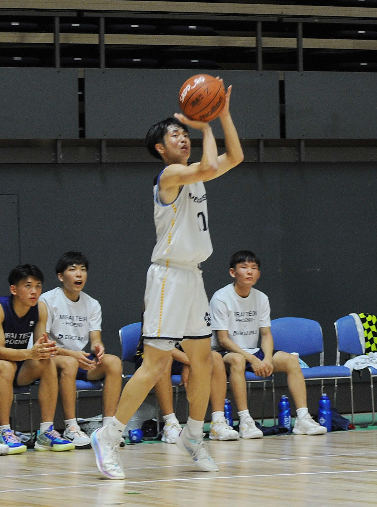 第4Qで3点シュートを放つ藤枝明誠の小沢