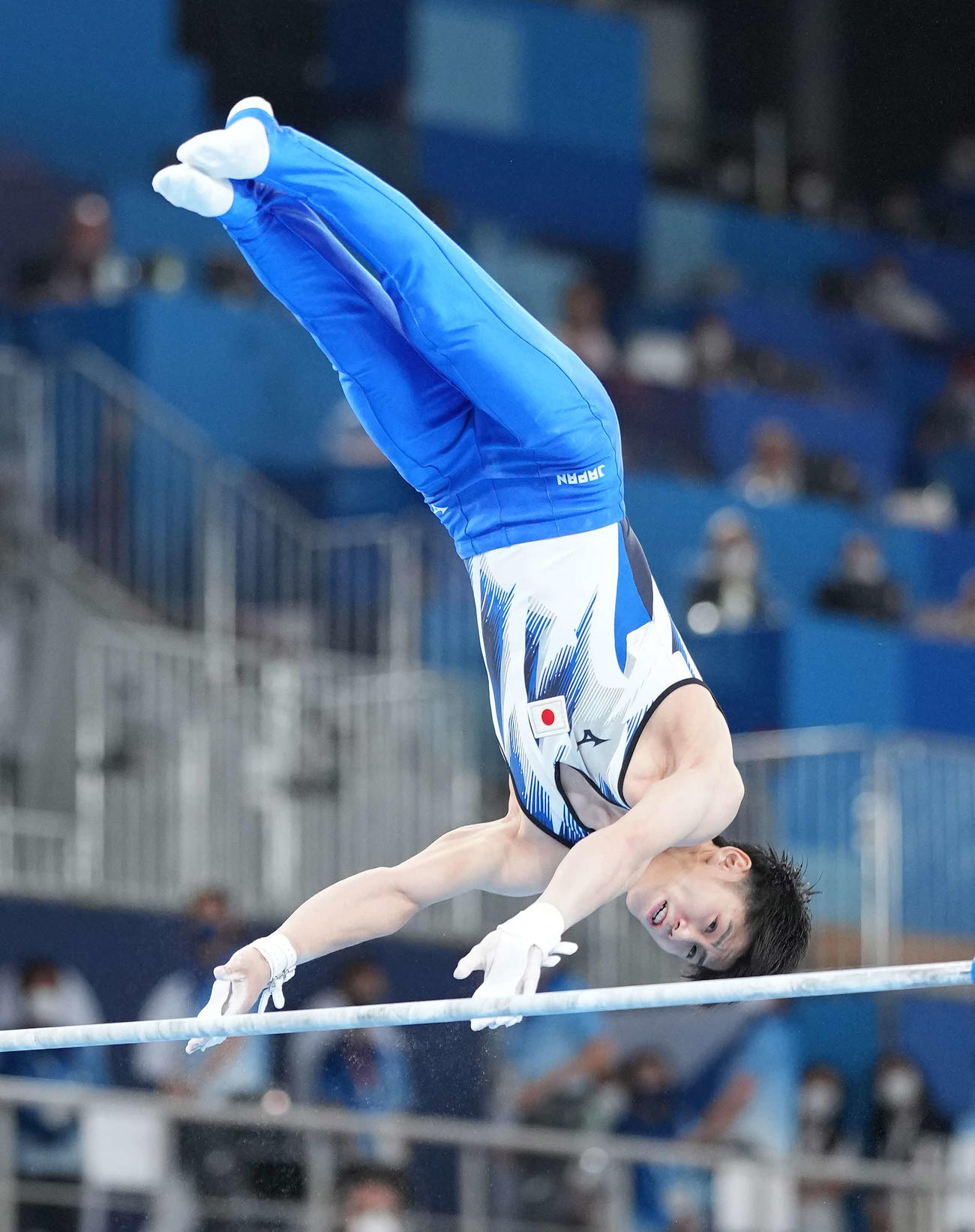 21年8月、東京五輪の体操男子種目別鉄棒決勝で演技する橋本