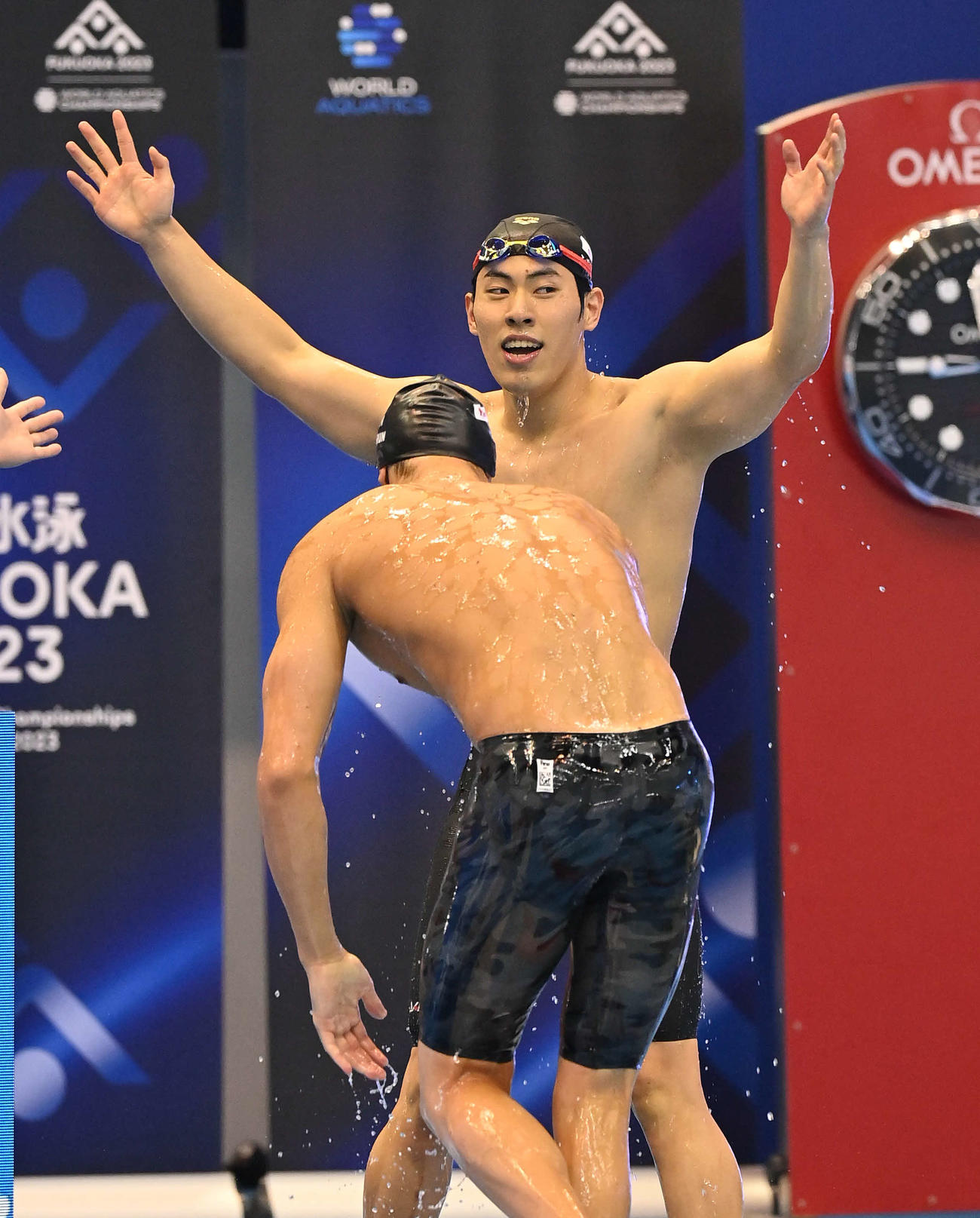 世界水泳2023福岡大会第13日　男子200メートルバタフライ決勝で3位となり、観客の声援に応える本多灯（撮影・岩下翔太）