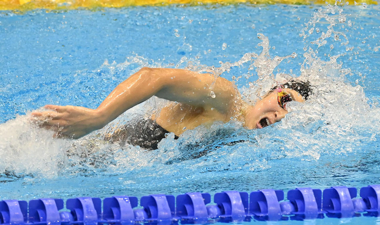 世界水泳2023福岡大会第14日　女子100メートル自由形予選で力泳する池江璃花子（撮影・岩下翔太）
