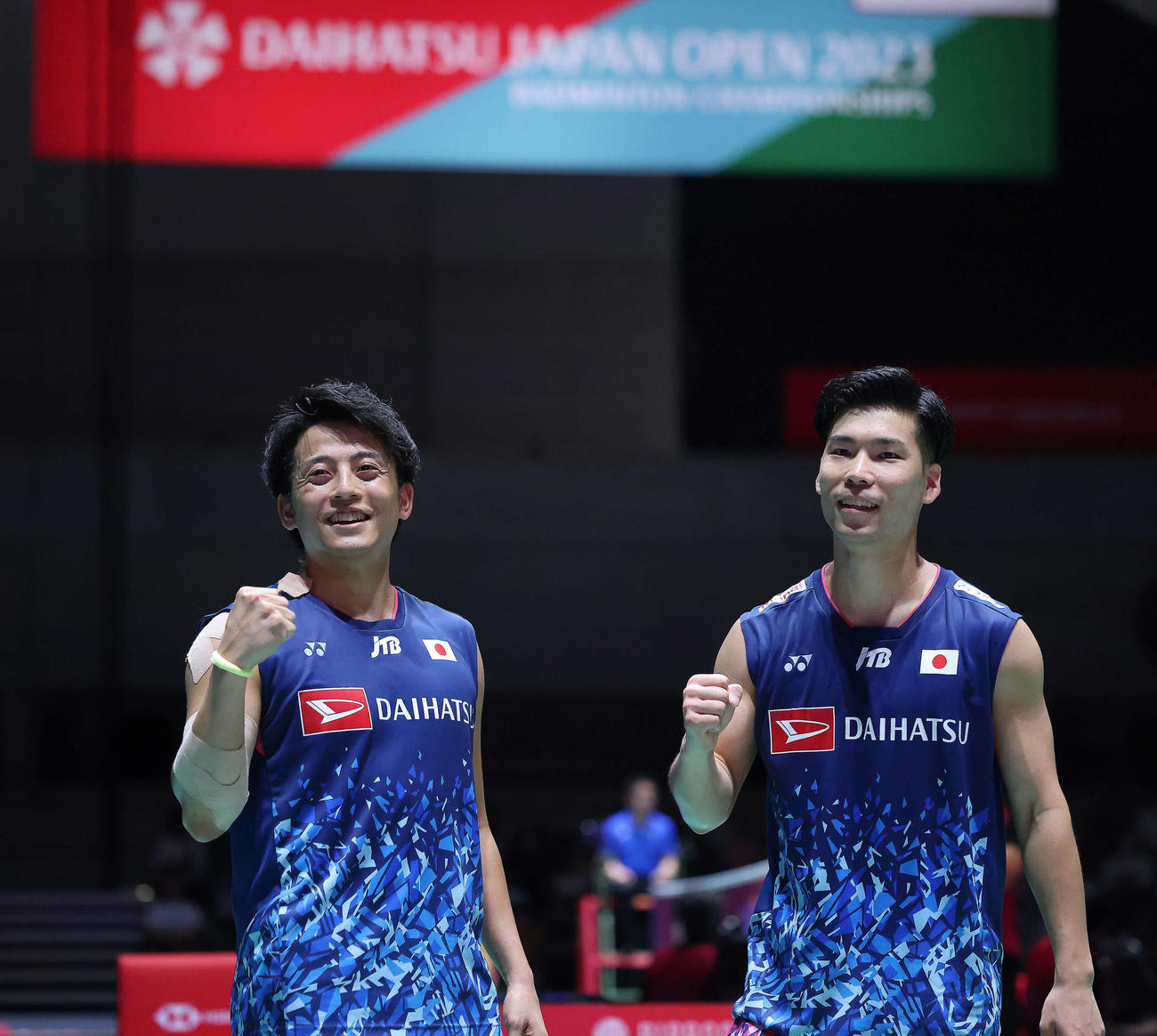 男子ダブルス2回戦　中国のリャン・ウェイケン、ワン・チャン組に勝利し、笑顔でガッツポーズする古賀（左）と斎藤（撮影・河田真司）