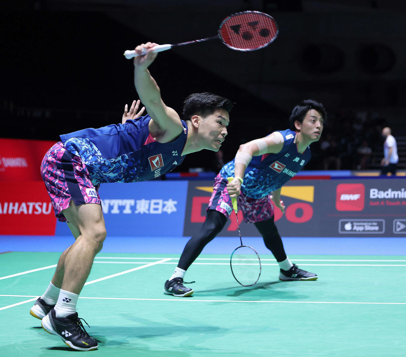 男子ダブルス2回戦　シャトルを返す斎藤（手前）と古賀（撮影・河田真司）
