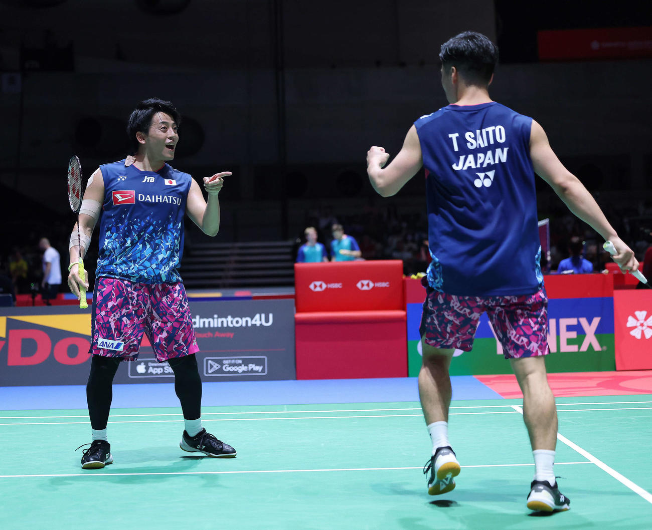 男子ダブルス2回戦　ポイントし笑顔を見せる古賀（左）と斎藤（撮影・河田真司）