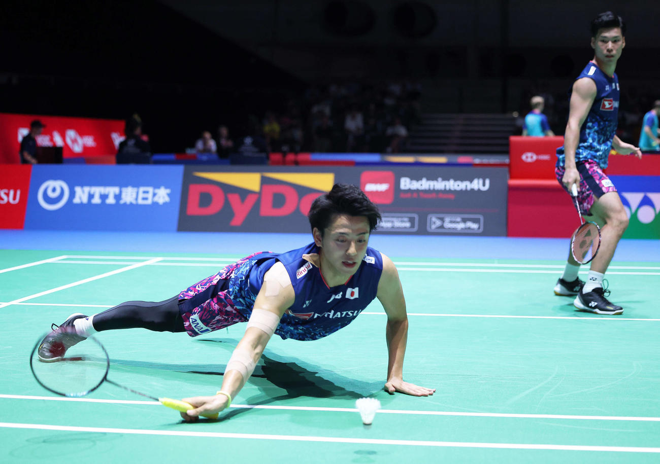 男子ダブルス2回戦　シャトルに飛び付く古賀（左）と斎藤（撮影・河田真司）