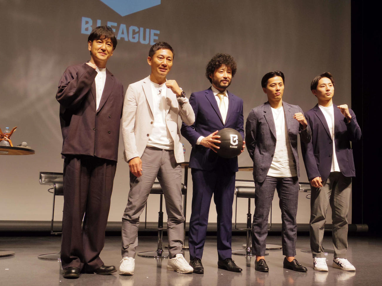 写真左からMCを務めたココリコ田中、Bリーグの島田チェアマン、B1宇都宮の田臥、B1千葉Jの富樫、B1横浜BCの河村