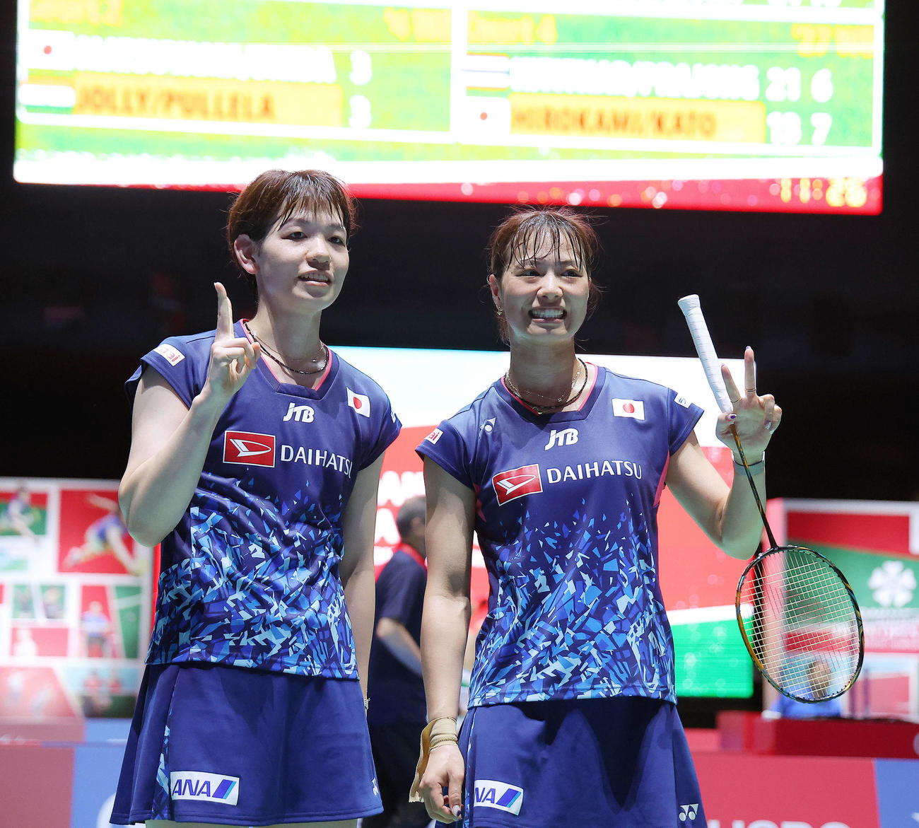 女子ダブルス2回戦　宮浦、桜本組に勝利し笑顔を見せる広田（左）と福島（撮影・河田真司）