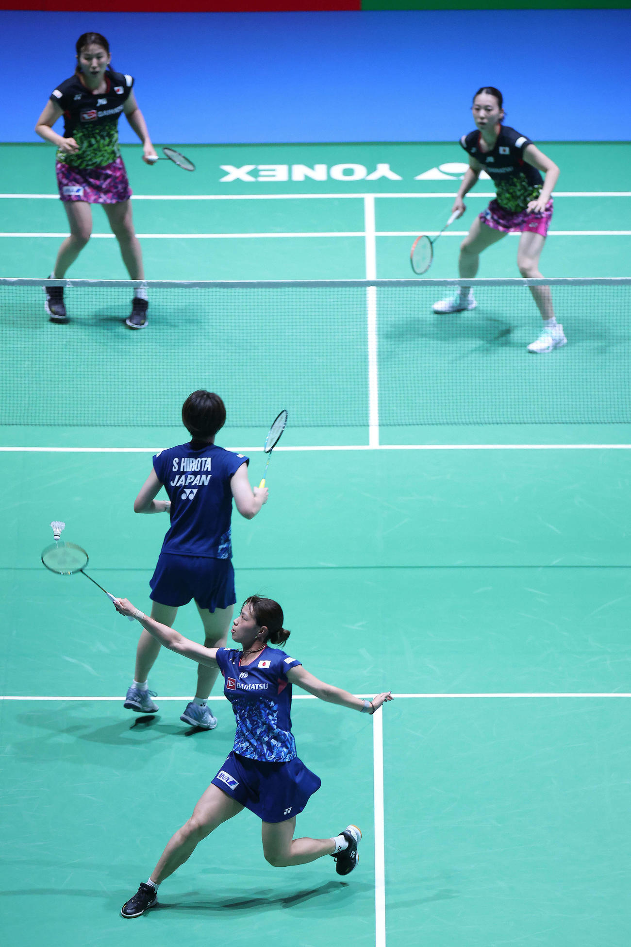 女子ダブルス2回戦　シャトルを返す福島（手前）（撮影・河田真司）