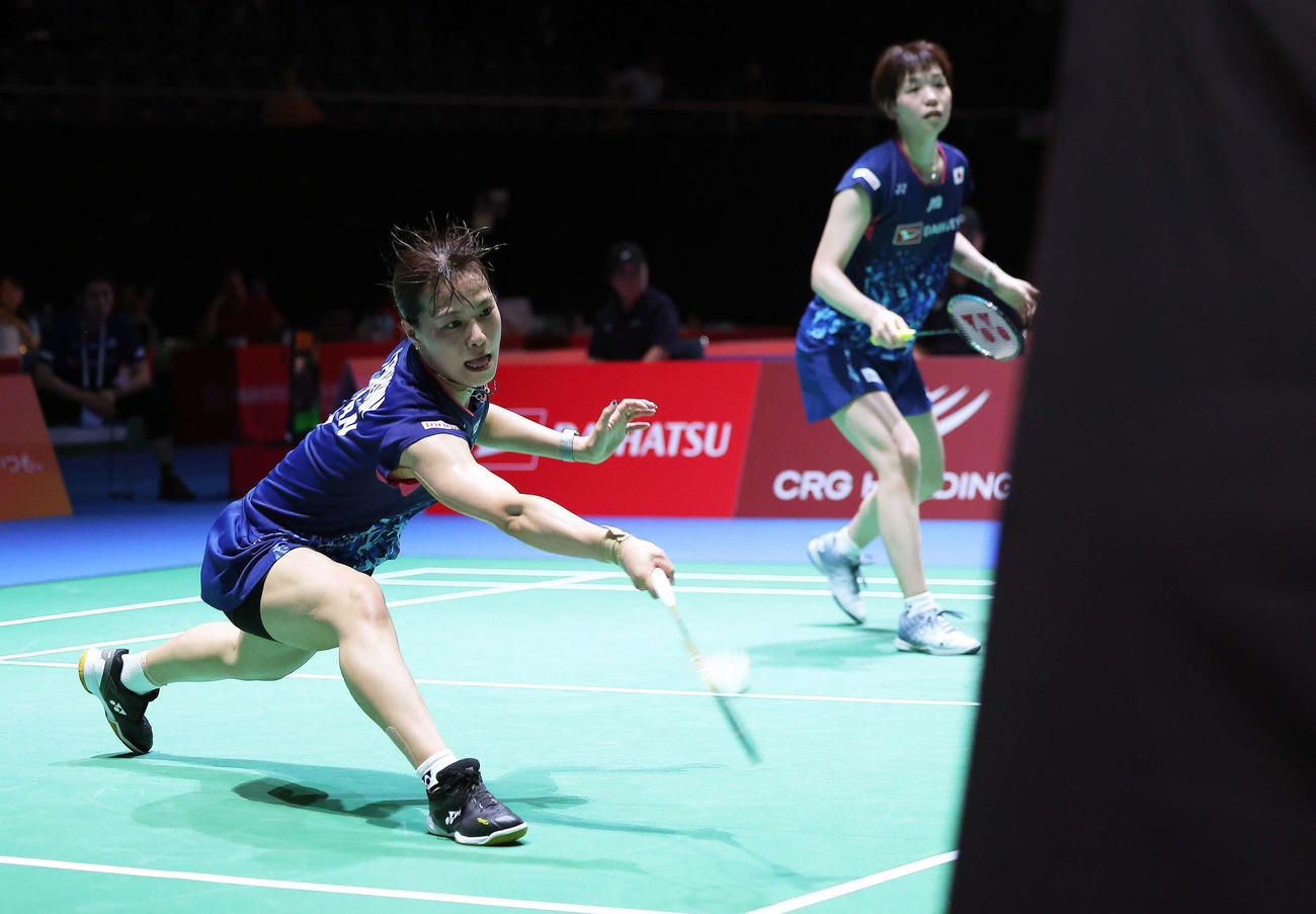 女子ダブルス2回戦　シャトルを返す福島（手前）と広田（撮影・河田真司）