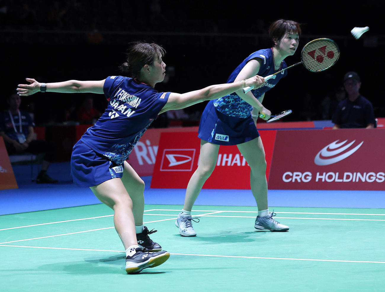 女子ダブルス2回戦　シャトルを返す福島（手前）と広田（撮影・河田真司）
