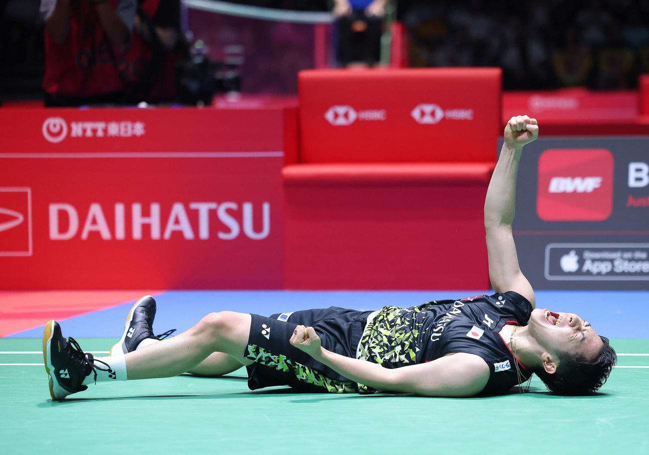 男子シングルス2回戦　マレーシアのン・ツェヨンに勝利し、拳を突き上げ雄たけびを上げる渡辺（撮影・河田真司）