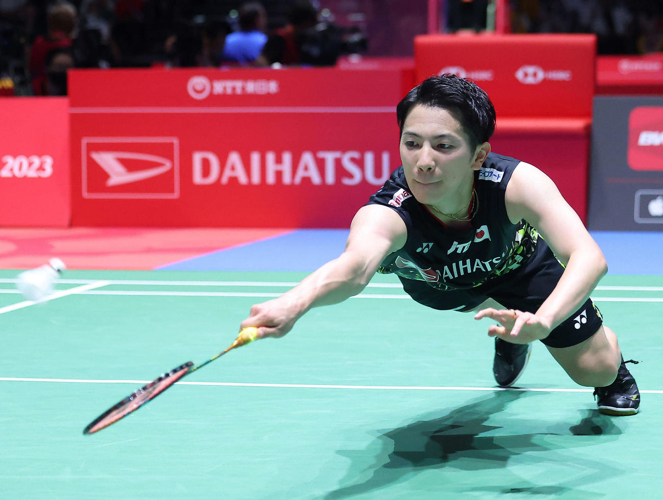 男子シングルス2回戦　シャトルを返す渡辺（撮影・河田真司）