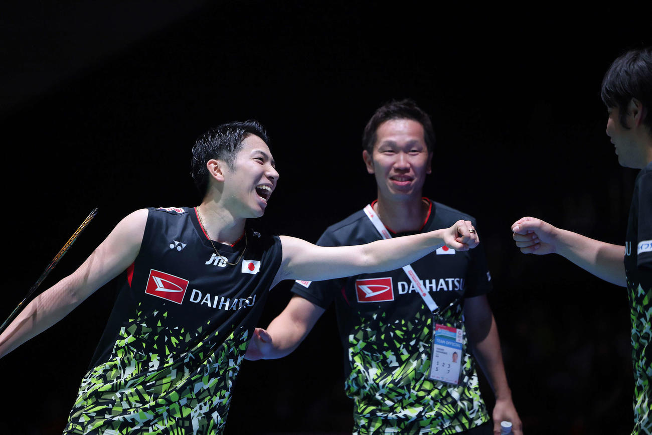 男子シングルス2回戦　マレーシアのン・ツェヨンに勝利し、コーチたちと喜ぶ渡辺（撮影・河田真司）
